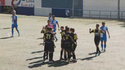 Los jugadores del CD Brea celebran el gol que ha decidido el encuentro.