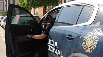 Un agente de la Policía Nacional sale del coche. / Europa Press.