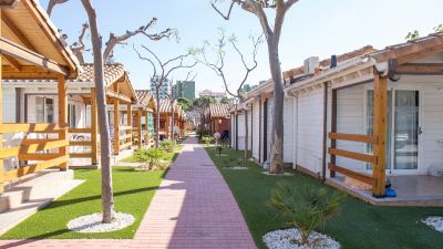Imagen de varios bungalós de un camping. / Europa Press.