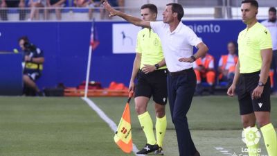 Cuco Ziganda da instrucciones a sus jugadores un momento del partido. Foto: LaLiga