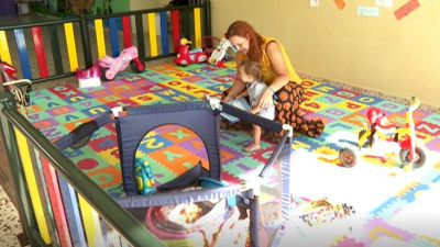 Imagen de una madre junto a su hija en Fuentes Claras.