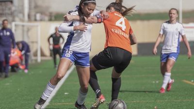 Andrea Álvarez puja por un balón. Foto: Zaragoza CFF