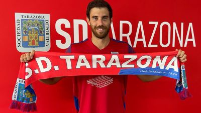 Nestor Salina posando con la bufanda de su nuevo equipo