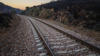 Vista de la vía de tren a la altura de Barracas (Castellón), con los alrededores quemados por el incendio forestal que se declaró en el término municipal de Bejís. / EFE.