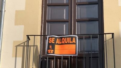 Cartel de 'se alquila', en el balcón de una vivienda. / Europa Press