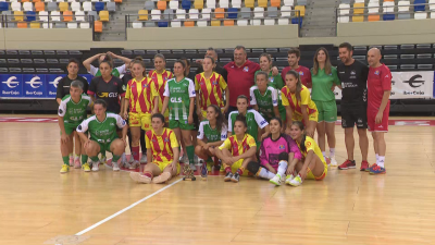 Las jugadoras de ambos equipos han posado juntas tras el encuentro.