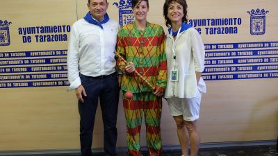 Andrea Domínguez, Cipotegato 2022, junto al alcalde de Tarazona y la concejala de festejos. / Ayuntamiento de Tarazona