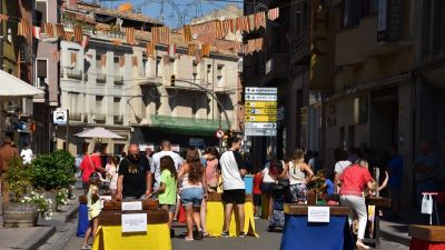 Los comerciantes de Barbastro han sacado sus productos a la calle. | Ayuntamiento de Barbastro