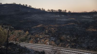 Vista de la vía de tren a la altura de Barracas. / EFE