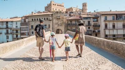 Una familia hace turismo por el Matarraña.