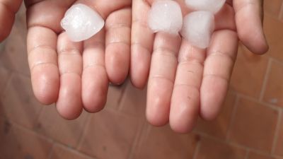 Imagen del granizo caído en Zaragoza en la tarde del lunes. / Laura Lázaro
