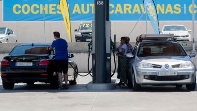 Varias personas repostan en una gasolinera. / Europa Press.