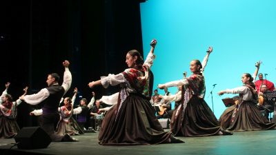 Imagen de archivo de un grupo de joteros bailando junto a la rondalla. / Europa Press