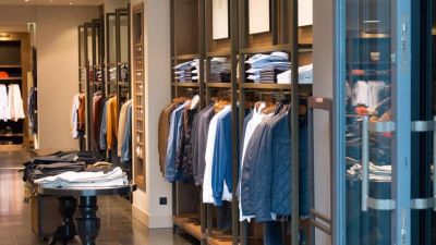 Interior de un establecimiento de moda, en Zaragoza. / Europa Press