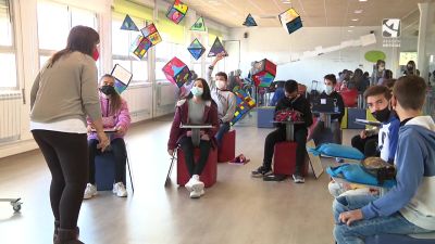 Imagen de alumnos asistiendo a una clase con la nueva metodología. / CARTV