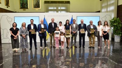El alcalde de Zaragoza con las personas reconocidas por su labor solidaria con los refugiados ucranianos. /  Ramón Comet