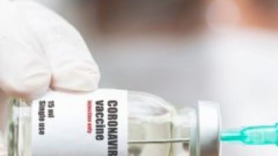 Un vial de la vacuna contra la COVID-19.