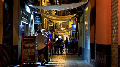 Ambiente por las calles de la zona gastronómica del Tubo de Zaragoza. / Daniel Nebreda