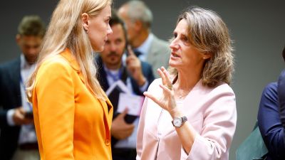 La comisaria europea de Energía, Kadri Simson, conversa con la ministra española de Transición Ecológica, Teresa Ribera./ EFE/EPA/STEPHANIE LECOCQ