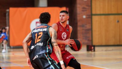 Rihards Lomasz maneja el balón en un lance del partido. Foto: Casademont Zaragoza
