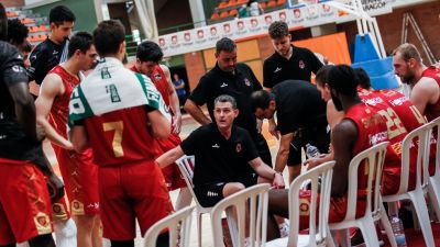 Martin Schiller da instrucciones a sus jugadores durante el partido ante Valencia Basket.