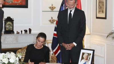 Los reyes españoles firmaron el libro de condolencias en la embajada del Reino Unido en España. (EFE/Casa de SM El Rey/JoséJiménez)