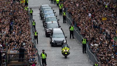 Momento de la llegada del cortejo fúnebre a Edimburgo. (EFE/EPA/Adam Vaughan)