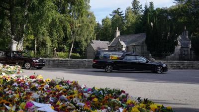 El coche fúnebre con los restos mortales de Isabel II. / Twitter The Royal Family.