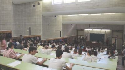 Un grupo de estudiantes se examina de la EvAU en la Universidad de Zaragoza.