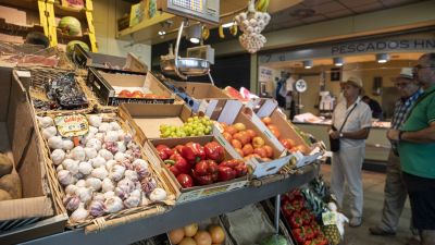 Un puesto de frutas y verduras en un mercado. / Europa Press