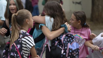 Dos compañeras se abrazan durante el primer día de colegio tras las vacaciones de verano. / Europa Press