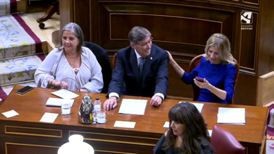 La delegación del Parlamento autonómico formada por los diputados Arturo Aliaga (PAR), Mar Vaquero (PP) y Beatriz García (Ciudadanos) este martes en el Congreso. / CARTV.