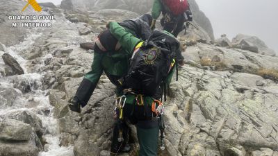 Con una climatología adversa, los rescatadores llegaron tras más de una hora de ascenso. / Guardia Civil de Huesca