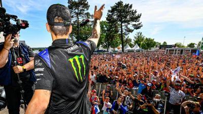 Fabio Quartararo durante un acto con aficionados.