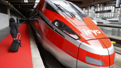 Los trenes del nuevo operador de alta velocidad del corredor Madrid-Barcelona serán de color rojo./ EFE/Juan Carlos Hidalgo