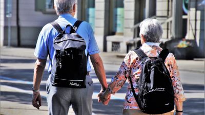 Imagen de una pareja de la tercera edad en un viaje del Imserso. / Pixabay