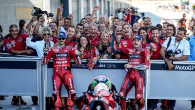 Francesco Bagnaia celebra con su equipo la 'pole' en MotorLand.