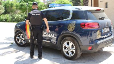 Imagen de recurso de agente y vehículo policial. / Fuente: