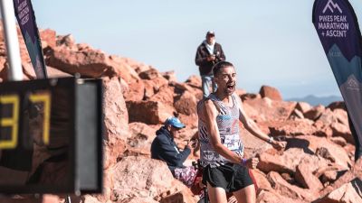 Daniel Osanz celebra su segundo puesto al cruzar la meta de la Pikes Peak.