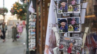 Postales, banderas, y fotografías de la reina Isabel II en una tienda de Londres. / Fuente: Europa Press