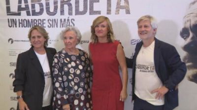 La ministra de Educación, Pilar Alegría, en la presentación del documental en Madrid junto a Gaizka Urresti y la hija y la viuda del cantautor.