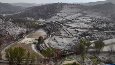Los montes quemados de Moros quedaron en la tarde del lunes cubiertos por el granizo. / UAGA