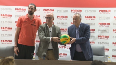 Maxi Torcello, Carlos Ranera y Fernando Roig posan con el balón de su última Champions.