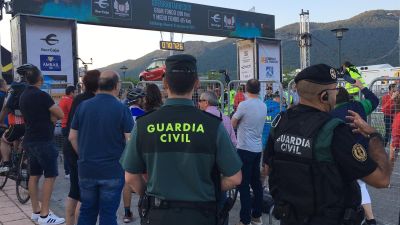 Varios agentes participando en el dispositivo de seguridad en una edición de la Quebrantahuesos.
