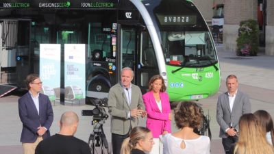 El alcalde de Zaragoza, Jorge Azcón y la consejera de Servicio Públicos, Natalia Chueca, presentan el nuevo bus eléctrico./ Daniel Marcos.