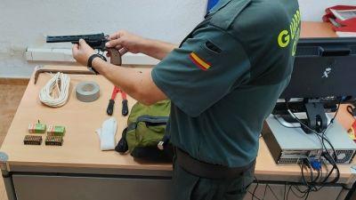 Un guardia civil con el material requisado al hombre detenido en Bétera (Valencia). / Europa Press.