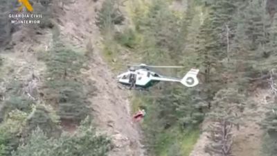 Agentes de la Guardia Civil rescatan el cuerpo del cazador fallecido. / Guardia Civil.