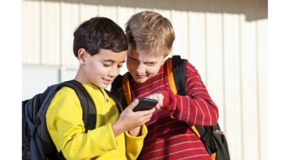 Los centros educativos aragoneses tienen potestad para decidir si permiten o no el uso de los móviles. / Canva