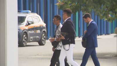 El peluquero que recibió en agosto 20 cuchilladas llega a los juzgados para declarar ante el juez.