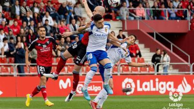 Disputa por el balón durante el partido